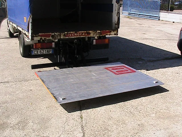 Rampa idraulica installata su veicolo commerciale