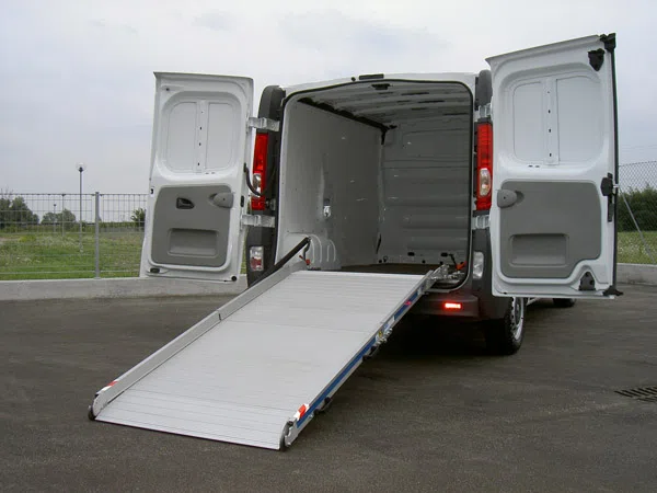 Rampa serie Light installata su Peugeot Expert